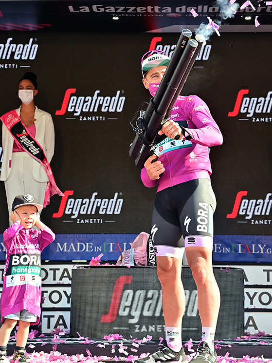 Peter Sagan sul podio finale del Giro d'Italia dove fra gli sponsor era presente anche Segafredo Zanetti