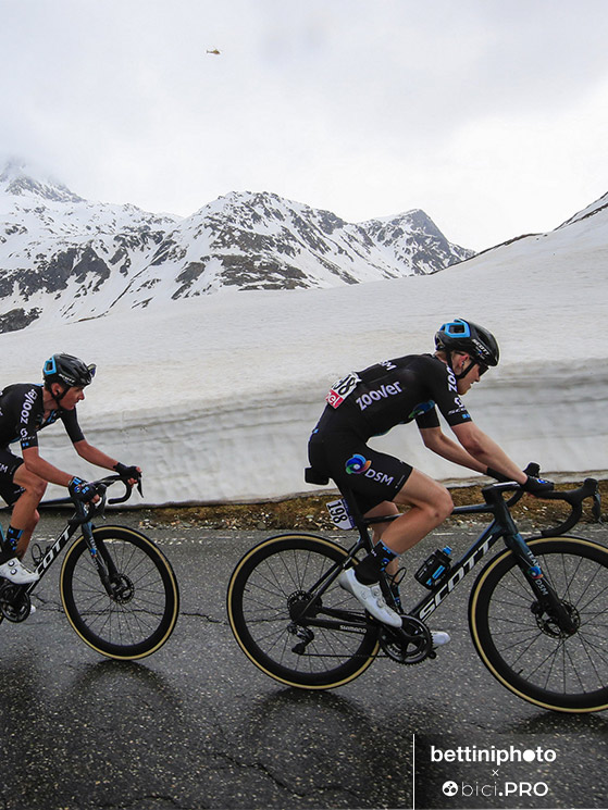 Michael Storer nella tappa dell'alpe di Motta con Romain Bardet e le sue stesse ruote