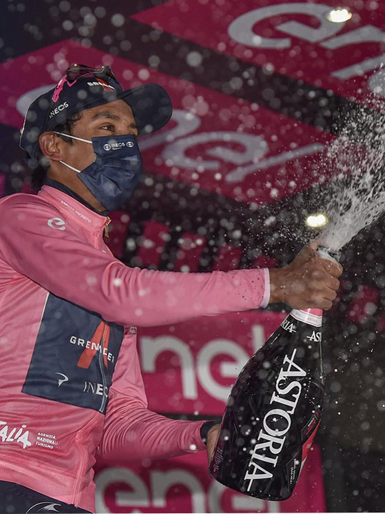 Egan Bernal festeggia sul podio del Giro con Astoria