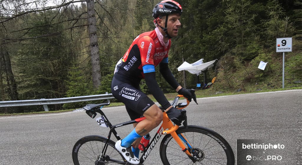 Damiano Caruso con la sua Scultura all'ultimo Giro d'Italia