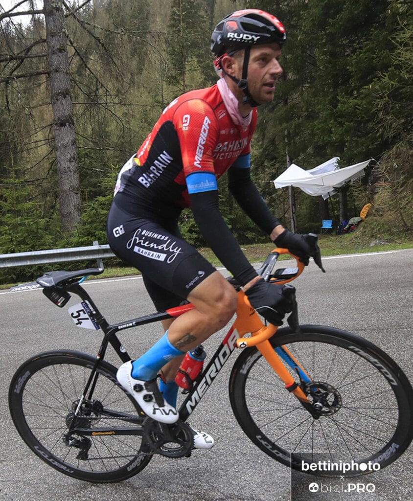 Damiano Caruso con la sua Scultura all'ultimo Giro d'Italia