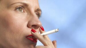 Reino Unido busca prohibir que los jóvenes puedan comprar tabaco de por vida.