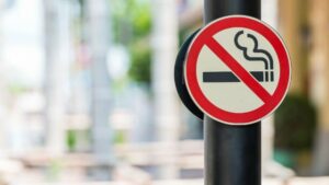 El proyecto también pretende restringir la venta de vapeadores y productos relacionados para adolescentes y jóvenes, aunque no prevé su prohibición total.