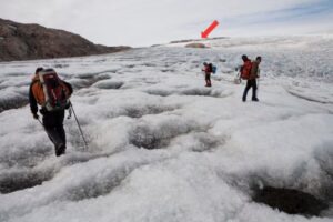 Vista de un pico solitario rodeado por un campo de hielo en el glaciar Qaleraliq, en Groenlandia. Foto tomada en 2009.