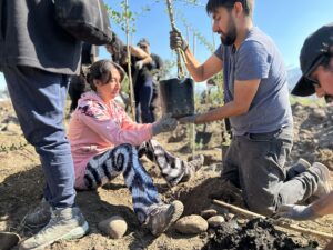 Jornada de plantación donde participan los vecinos en el humedal Mapocho