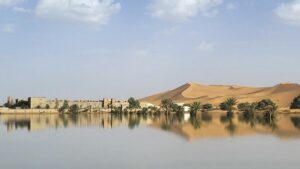 Un oasis se ve reflejado en un lago formado por intensas lluvias en la localidad desértica de Merzouga, cerca de Rachidia, en el sureste de Marruecos, el miércoles 2 de octubre de 2024. Crédito: AP