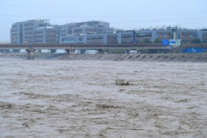 Una imagen de la crecida del río Turia a su paso por la ciudad española de Valencia, el 30 de octubre de 2024
© José Jordán