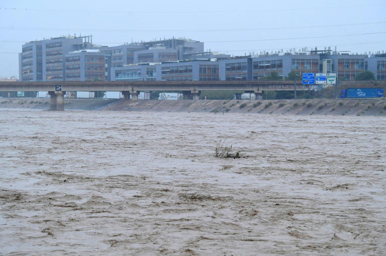 Una imagen de la crecida del río Turia a su paso por la ciudad española de Valencia, el 30 de octubre de 2024 © José Jordán