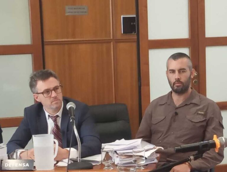 El abogado defensor Federico Ruffa y Ricardo La Regina, acusado.