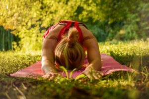 El yoga o la meditación son ideales para practicar al aire libre. Foto: Pixabay.