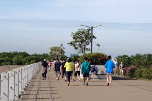 Caminar ayuda a reducir el estrés y mejorar la salud en general. Foto: Pixabay.