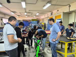 Alunos e ex-alunos trabalharam na criação do motor. Foto: Instituto Juan Domingo Perón.