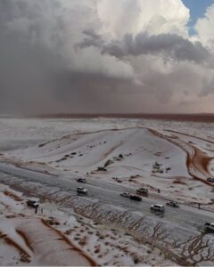 O deserto da Arábia Saudita coberto de neve. Foto: X.