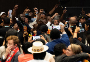 Delegados celebran tras aprobarse una medida para reconocer el papel que desempeñan los afrodescendientes en la conservación, en la cumbre de naturaleza COP16 de las Naciones Unidas en Cali, Colombia, el 1 de noviembre de 2024.
© Camilo Rodriguez (Reuters)