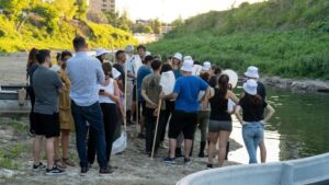 Los voluntarios en el arroyo Ludueña.