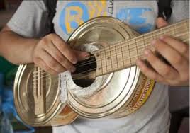 Instrumentos musicales con material reciclado. Foto: Mendoza Post.