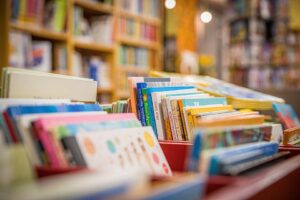 Los libros son una excelente opción para regalar en estas fiestas. Foto: Pixabay.