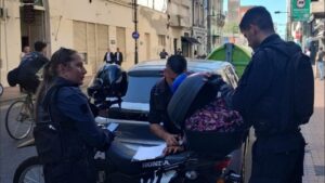 Policía de Rosario interviniendo en la causa de la muerte del perro encerrado en el auto