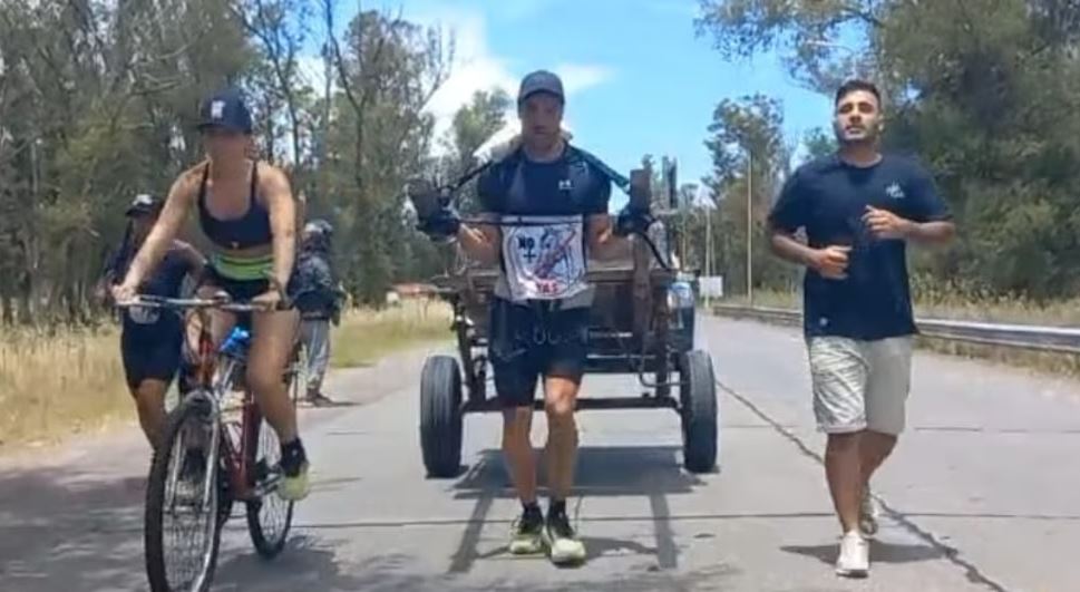 Facundo Palomino ran against horse-drawn carts in Ezeiza.