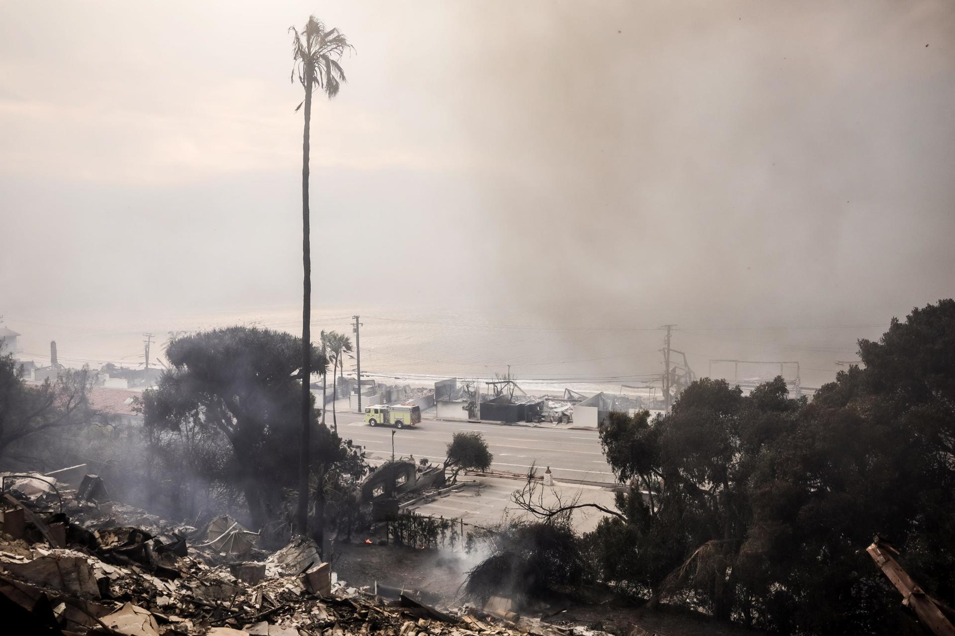 Centenas de lares sem eletricidade em Los Angeles. (Foto: EFE).