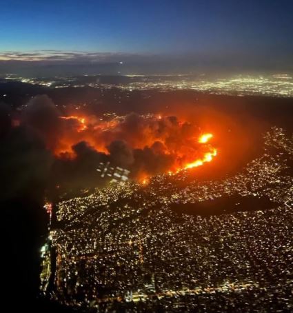 As condições climáticas dificultam o trabalho dos bombeiros. (Foto: NA).