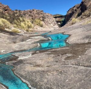 El color del agua se debe a la combinación del cobre y el agua. Foto: X.