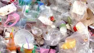 Pouco mais de 9% do plástico é fabricado com material reciclado.