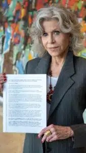 Jane Fonda entregando petitorio. Foto: Magnus Diehl/Amazon Frontlines
