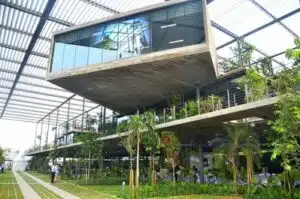 "Fábrica del bosque" en Malasia, edificio de la empresa Paramit. Foto: Paramit.