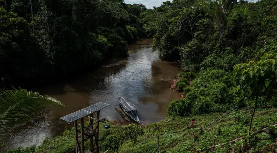 These are the solar canoes of the Ecuadorian Amazon. (Photo: The New York Times in Spanish).
