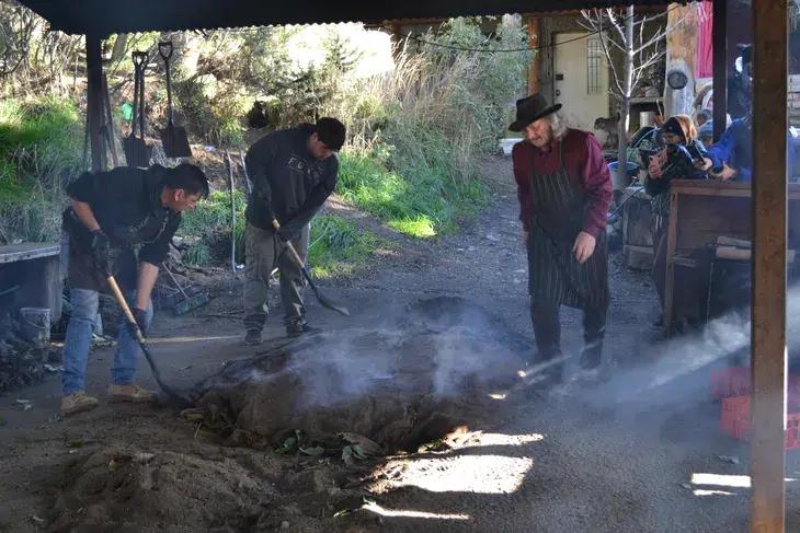 Preparación de curanto en Colonia Suiza. Foto: Más Producción.