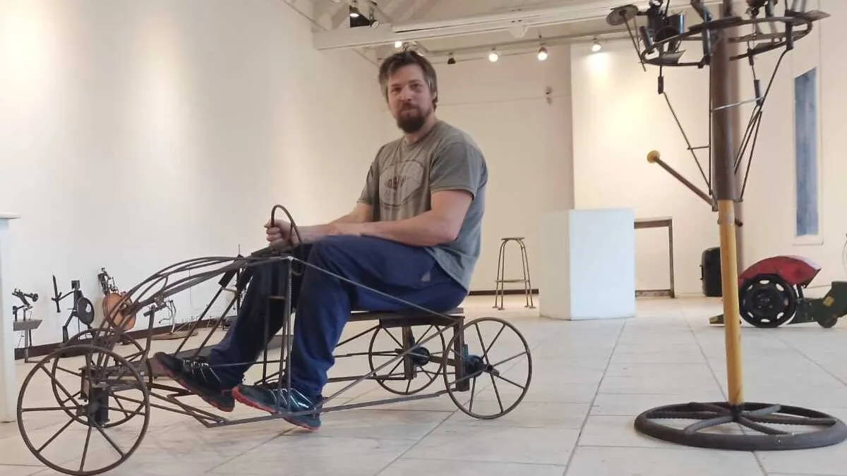 Um escultor de Neuquén transforma resíduos em jogos para educar com humor e consciência