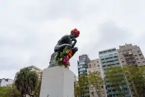 Otro monumento de la ciudad amaneció cubierto de flores