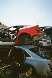 Car recycling becomes an ecological alternative for obtaining aluminum. Photo: Unsplash.