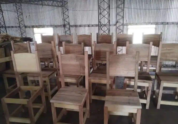 Fabrican sillas y camas, entre otros muebles. (Foto: Ministerio de Ecología Misiones).