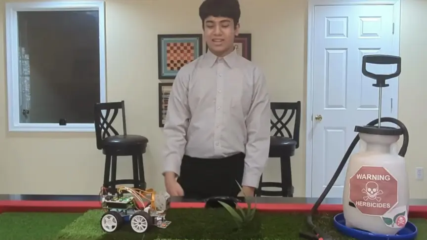 Un joven estudiante diseñó un robot capaz de eliminar la maleza, como aporte para una agricultura limpia. Foto: El Español.