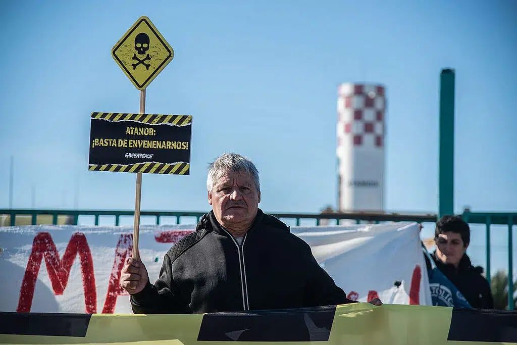 Greenpeace adverte sobre a pegada química deixada pela planta química Atanor no rio Paraná. Foto: Greenpeace.