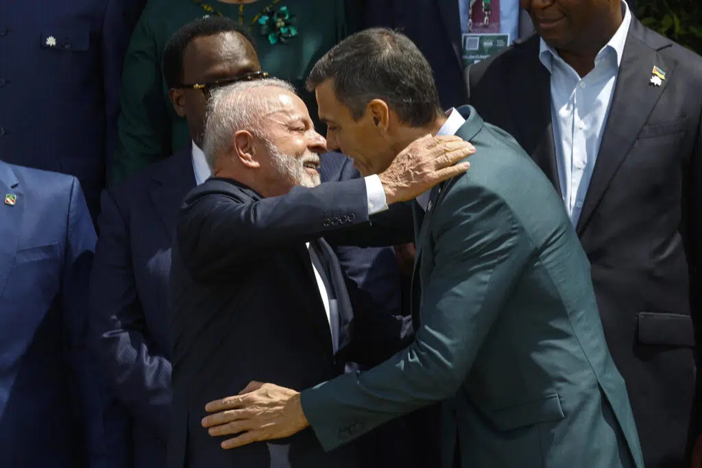O presidente do Brasil, Luiz Inácio Lula da Silva (i), cumprimenta o presidente do Governo da Espanha, Pedro Sanchéz (d) durante a foto de família no último dia da cúpula de líderes da COP30 nesta sexta-feira. Fonte: EFE.