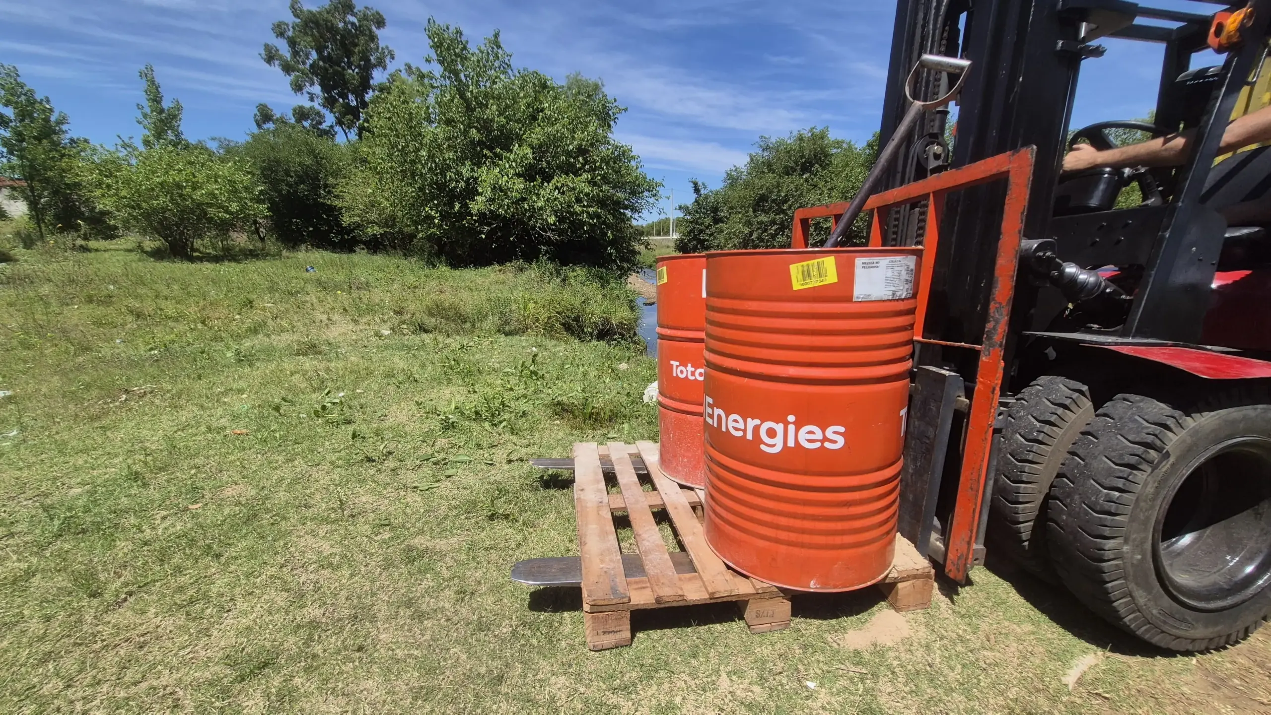 Eles prendem um homem que tentou poluir um riacho