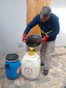 Un grupo de restaurantes rosarinos recicla el aceite usado y lo convierte en energía limpia. Foto: DH-SH.