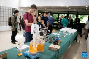 阿根廷和中国在可持续解决方案方面取得进展,将动物废物转化为资源。照片:新华社/马丁·扎巴拉。