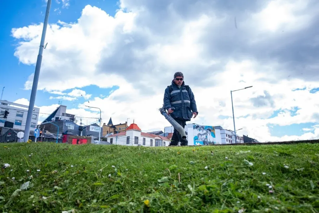 Ushuaia fördert die Wiederherstellung öffentlicher Räume und verstärkt seine Umweltstrategie mit mehr Grünflächen. Foto: Paralelo/54.