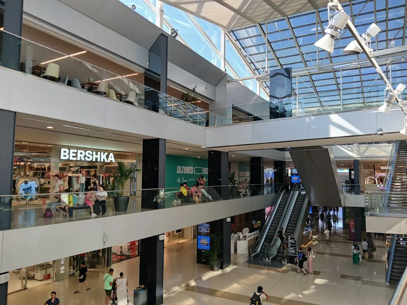 Centro Comercial Maremagnum, uno de los centros que redujo el consumo eléctrico gracias a la IA en Madrid. Foto: Google Maps. 