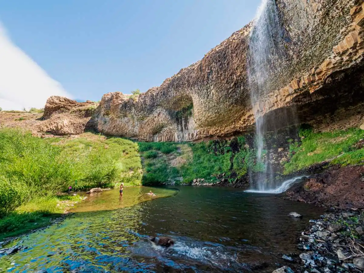 Aguas Calientes, el rinc&oacute;n termal de Neuqu&eacute;n que sorprende por su geolog&iacute;a y paisajes &uacute;nicos