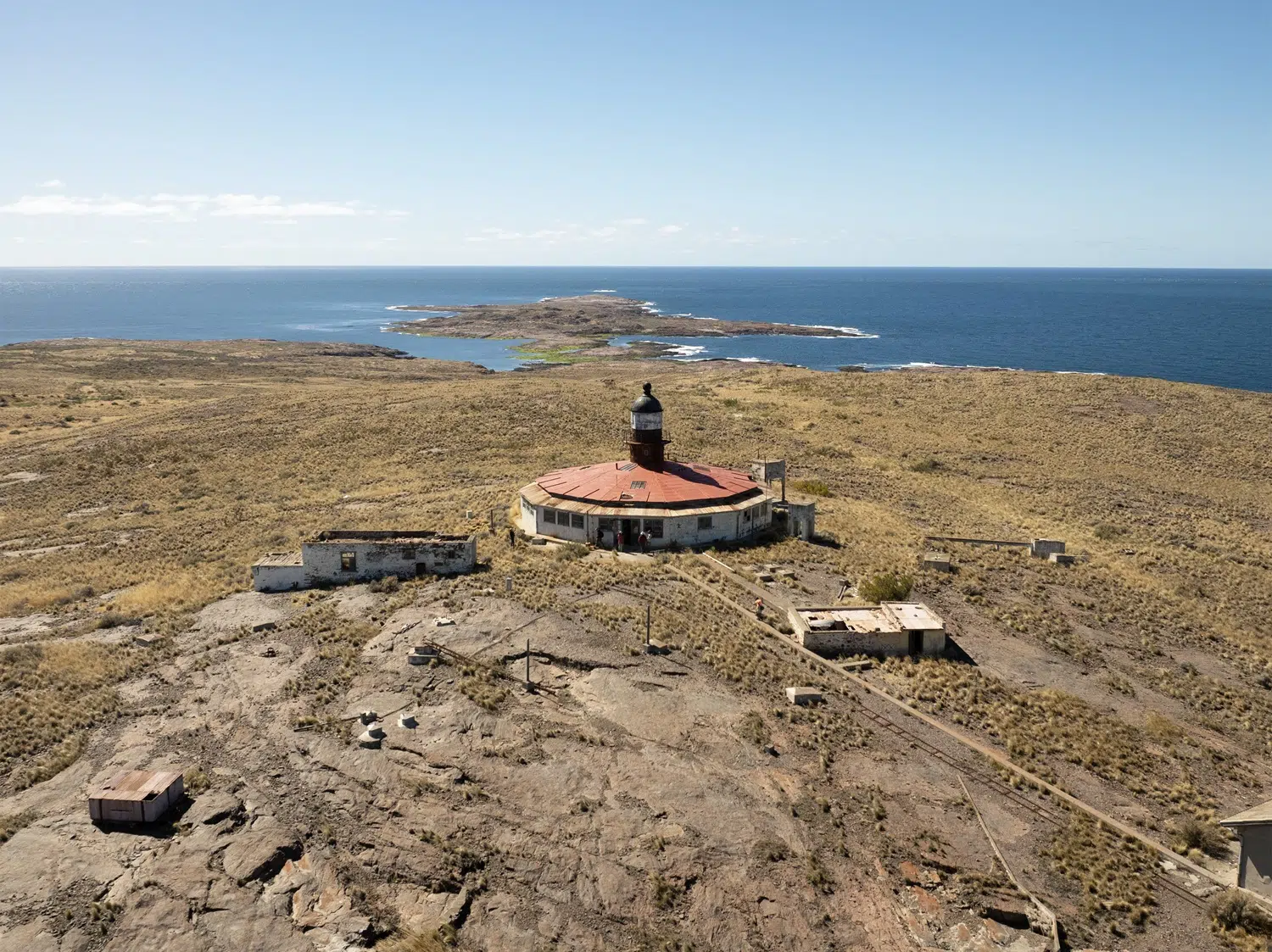 Faro Isla Leones: un patrimonio vivo entre la memoria y la fragilidad en la costa de Chubut
