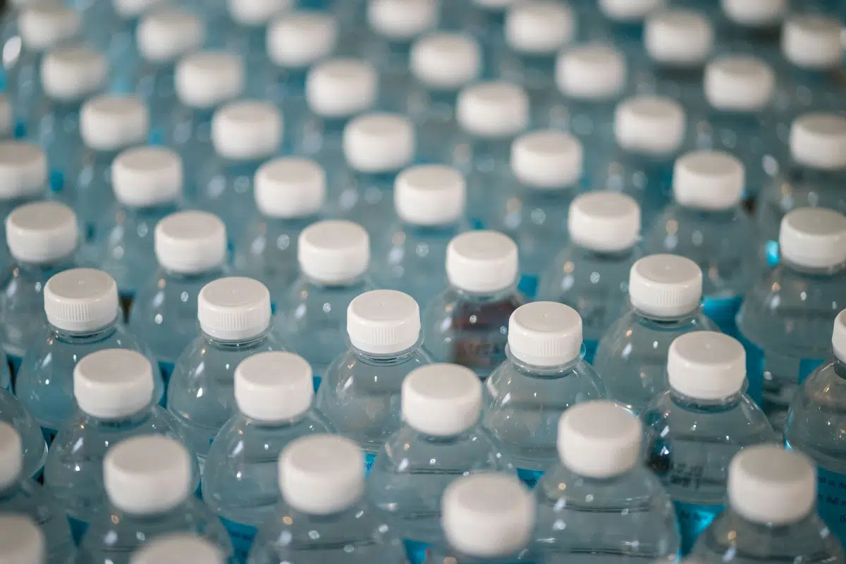 Bottled water under scrutiny: chemical findings reignite environmental and health debate over daily consumption