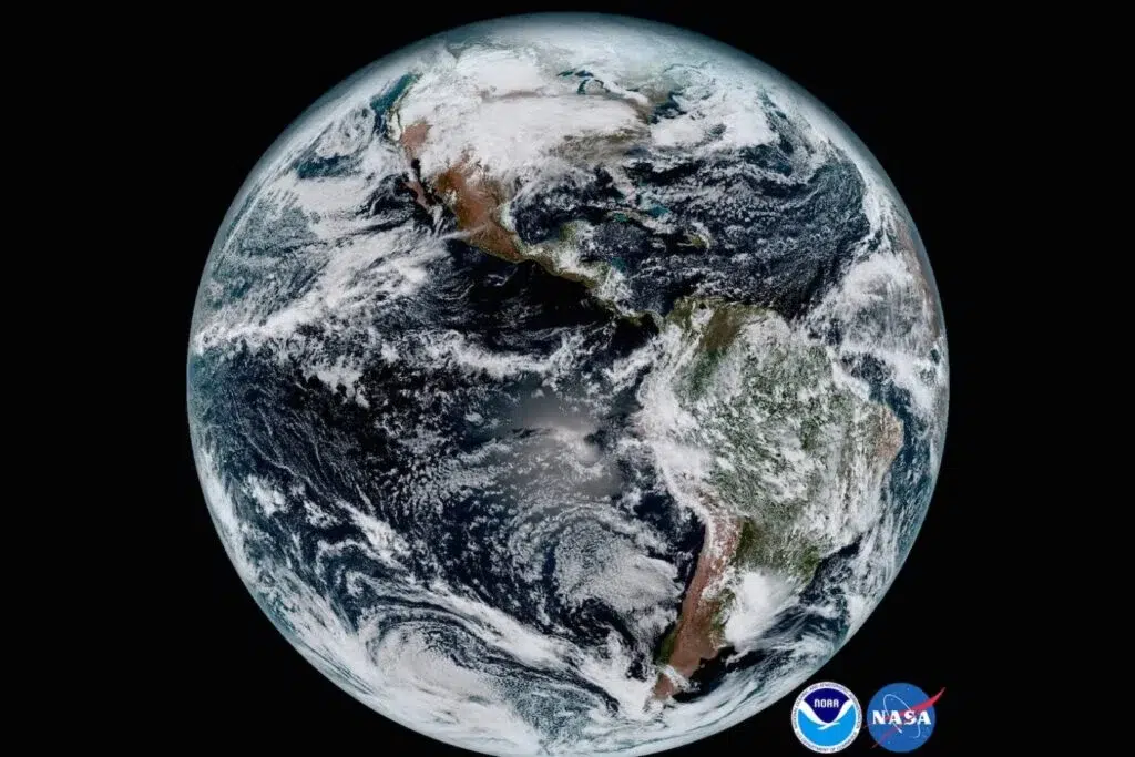 According to satellite records, the loss of energy balance can endanger Earth's functioning. Photo: NASA/NOAA.