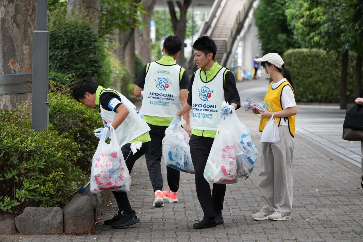 Spogomi, the sport born in Japan that turns urban cleaning into a global competition with environmental impact