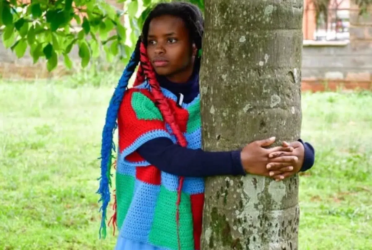 Hugging a tree for 72 hours: the gesture of a young Kenyan activist that led her to win a Guinness World Record