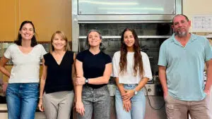 El equipo completo que logró transformar los residuos en plástico biodegradable. Foto: CONICET.